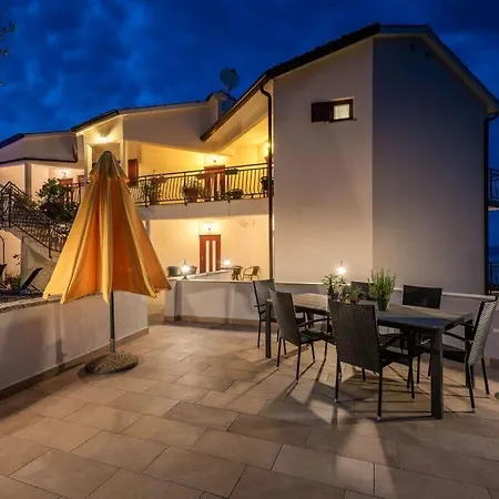 Lara I With Panoramic View And Pool * Labin (Istria)